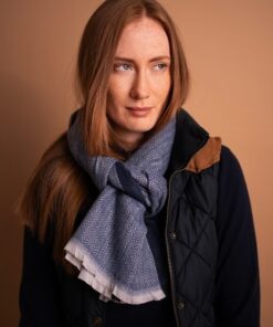 elegancki niebieski szalik damski w jodełkę