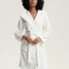 ciepły biały szlafrok damski z kapturem