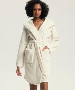 kremowy ciepły szlafrok damski z kapturem