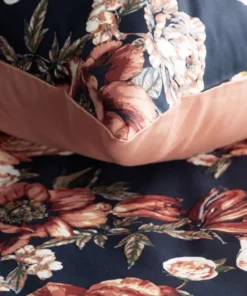 Alternative view of Czarna pościel w różowo brązowe kwiaty – Polska pościel z satyny bawełnianej