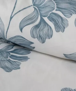 Alternative view of Biała pościel w niebieskie kwiaty i listki z satyny bawełnianej Polska