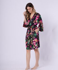 Alternative view of Cienki Satynowy Szlafrok damski Leveza czarny w kolorowe kwiaty