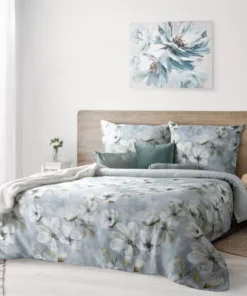 Niebiesko szara pościel w eleganckie kwiaty z bawełny satynowej