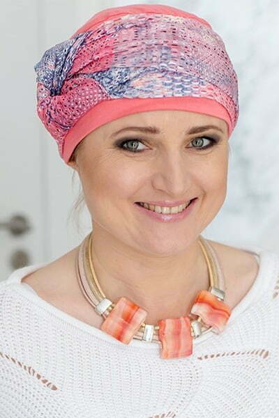 pudrowy piękny turban na głowę po chemioterapii